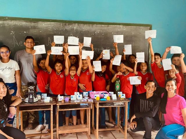 Estudante do Ifes realiza atividade de microscopia em comunidade indígena no Amapá